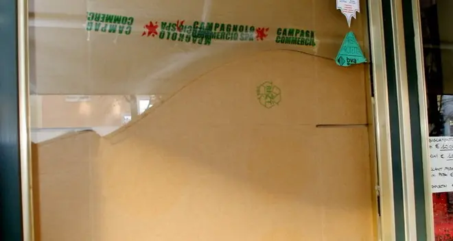 Ladri in azione in via Sassari, presi di mira due negozi