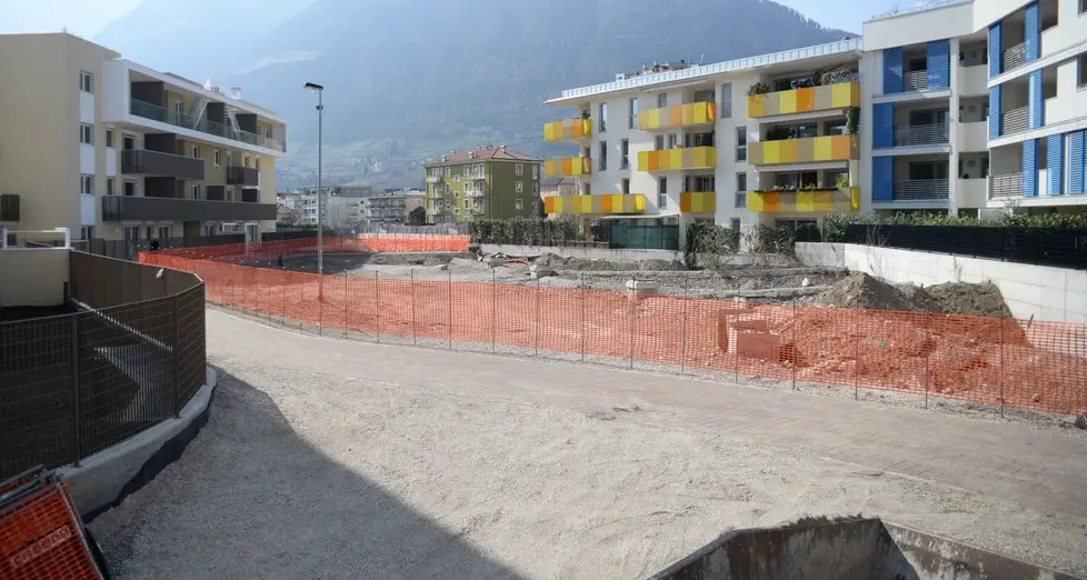 Due parchi giochi tra i condomini dell’area in via Toti