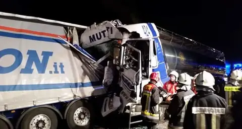 Tamponamento tra tir, A22 chiusa in carreggiata nord