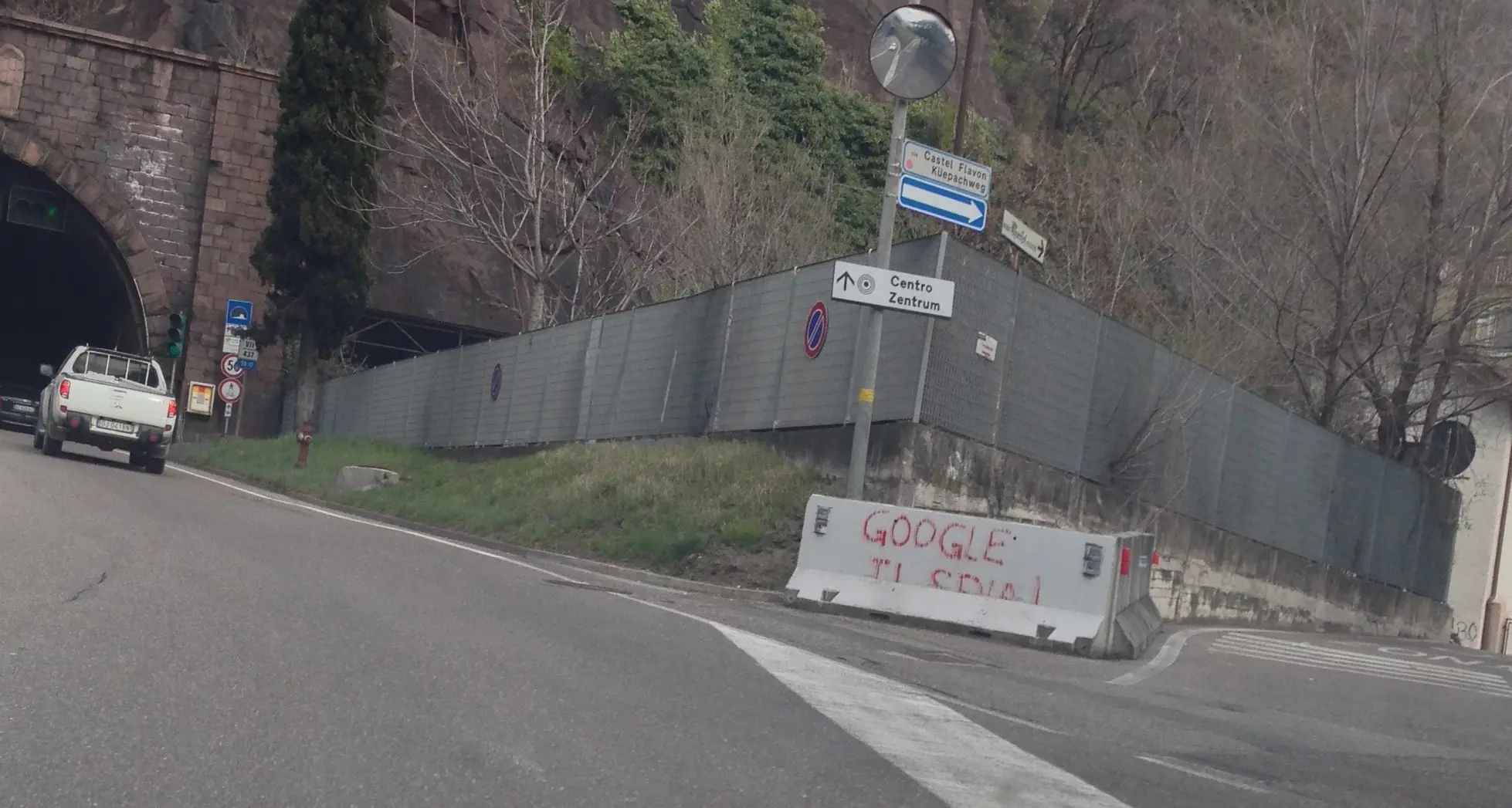 Avviso davanti alla galleria