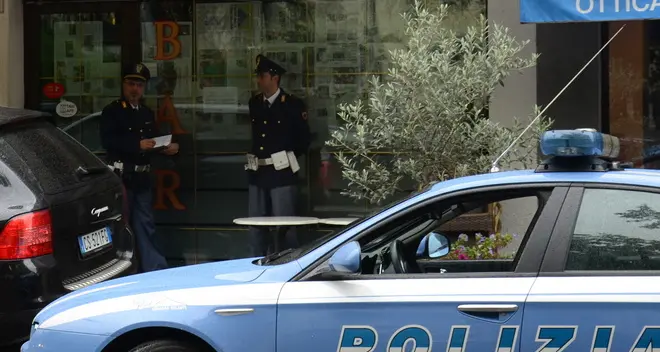 Lite in un bar, spacciatore aggredito da un cliente