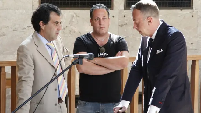 Il re dei paparazzi si “arrende” e paga