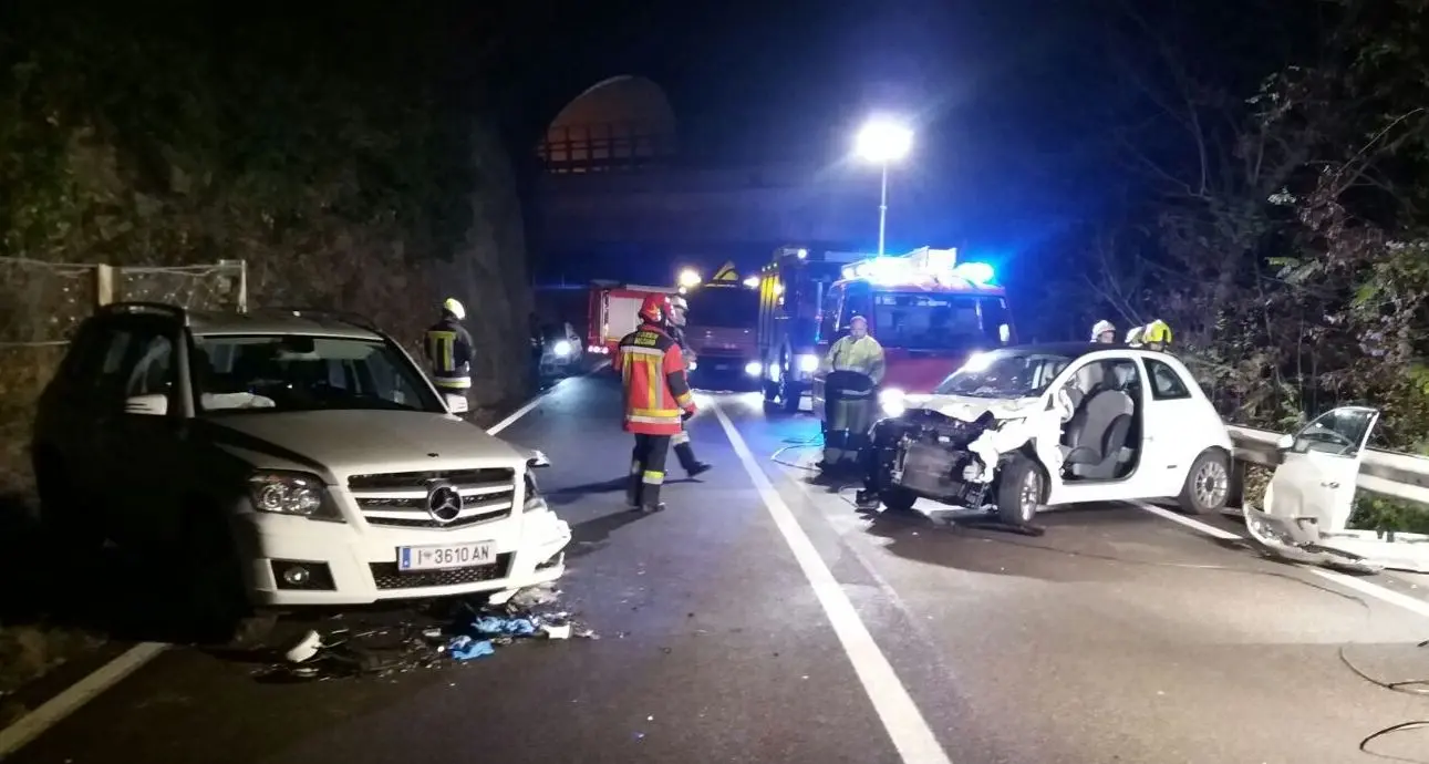 Frontale tra due auto a Prato Isarco, grave una donna di 39 anni di Ora