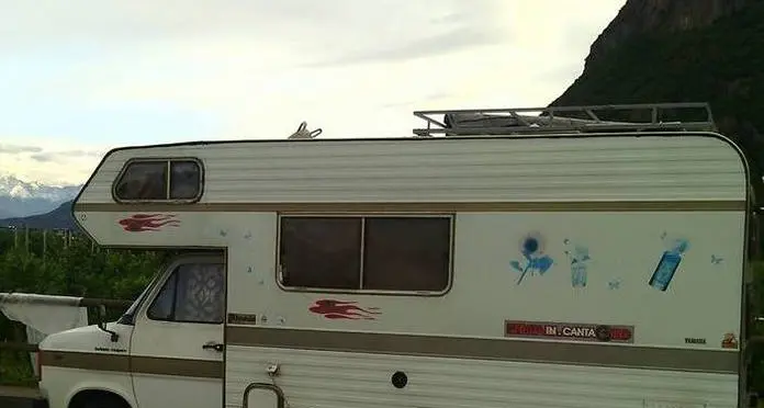 Dieci mesi in camper “In sei in un cortile attendendo una casa”