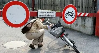 Via Vigna: Ladinser sfida il consiglio e non toglie la sbarra