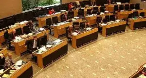 Cari politici, riducetevi lo stipendio
