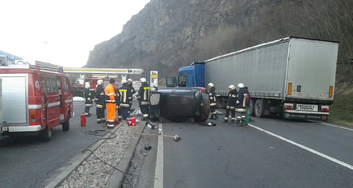 Auto contro un Tir, ferita una donna