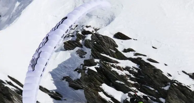 Senoner a 150 all’ora con parapendio e sci giù dal Gran Zebrù