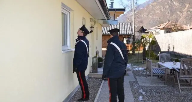 Cercavano di entrare in una casa, fermati dai carabinieri