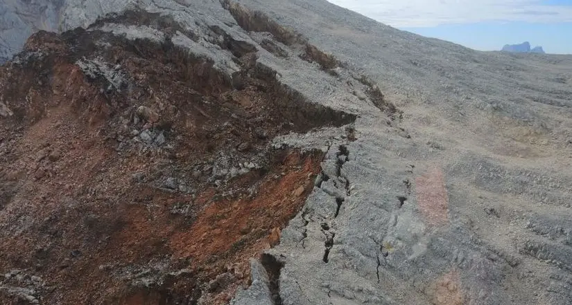 Si sgretola e frana un’intera montagna