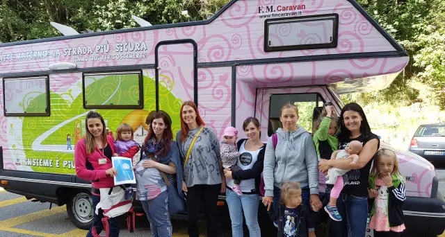 Il camper rosa arriva a Vipiteno per dire \"no\" alla chiusura del punto nascita