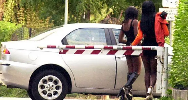Prostitute straniere in pieno giorno lungo la Statale 12