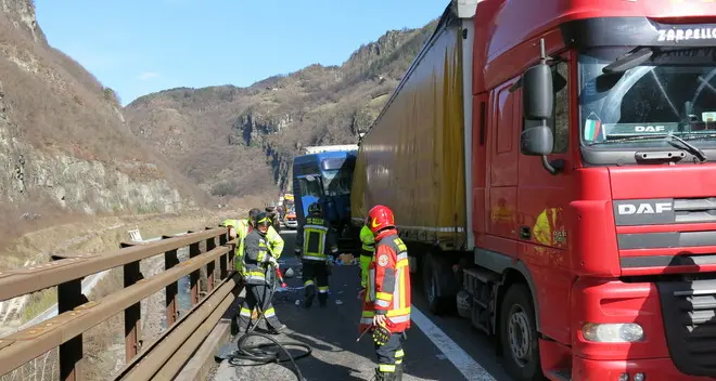 Tir fermo sull’A22, ancora code