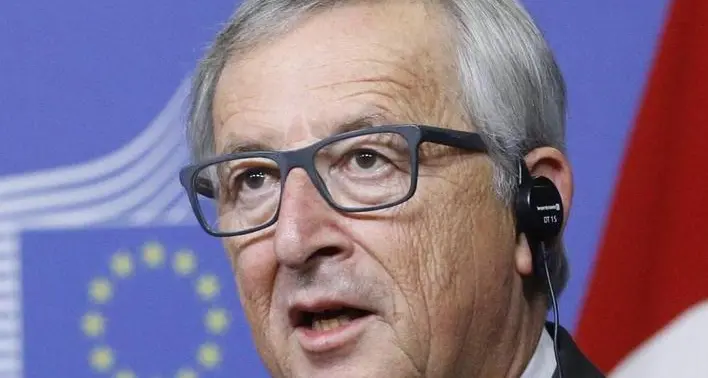Schützen schierati in piazza per Juncker