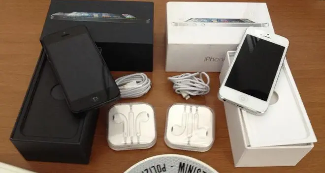Smerciano iPhone falsi, denunciati