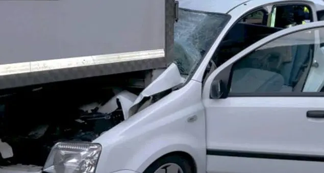 Auto distrutta sotto il Tir Si salva tra le lamiere