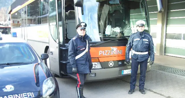 Sfasciano l'autobus e aggrediscono l'autista