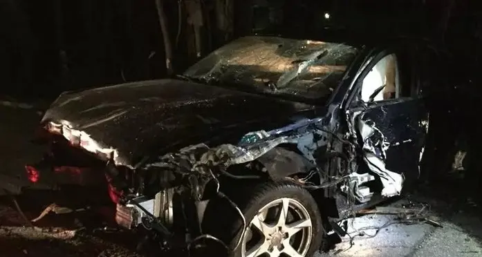 Auto vola contro gli alberi “Miracolati” a Valdaora