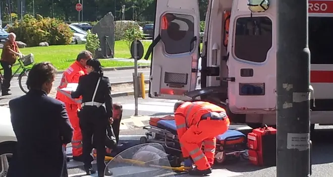 Via Roma, ciclista investita