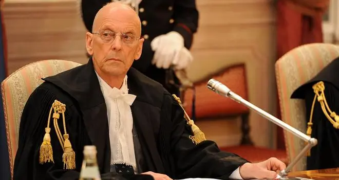 Aiuta nei soccorsi del fine settimana, rischia la borsa di studio