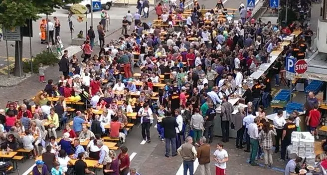 Senza auto, Ora fa festa in strada