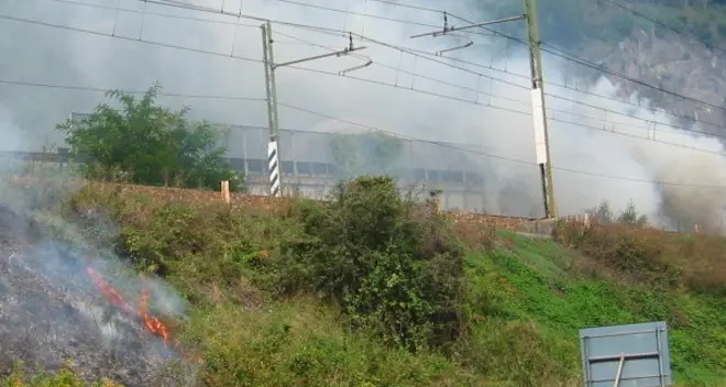 Caldo, sterpaglie in fiamme lungo i binari della ferrovia