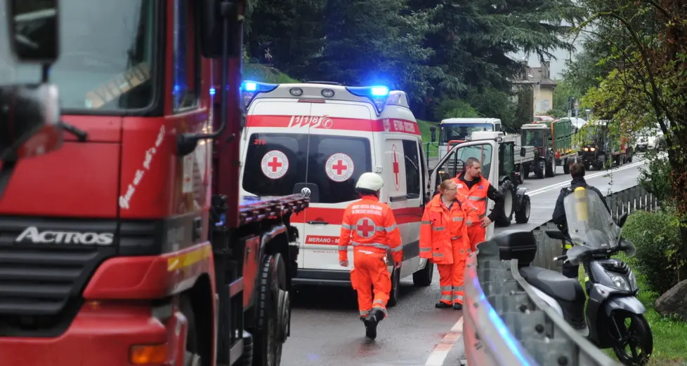 Verano: fienile in fiamme, gravi danni