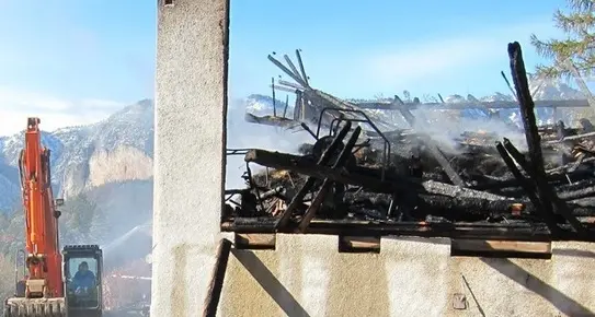 Il fienile distrutto dalle fiamme
