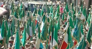 Gli Alpini arrivano coi bus navetta