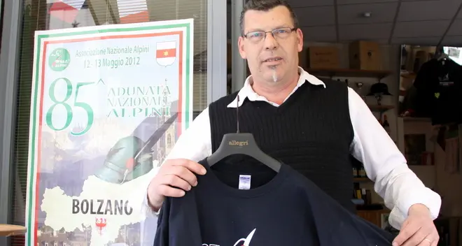 In viale Trieste birre alla spina panche fuori e t-shirt alpine