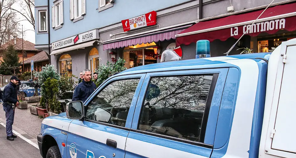 Bolzano, vigile urbano colpito alla testa per vendetta in un bar di Oltrisarco