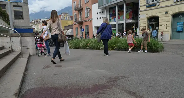 Pestato in piazza, resta invalido