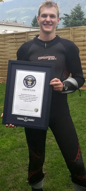 Record da Guinness: 8,4 chilometri pedalando sott’acqua