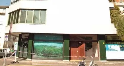 Via Virgilio, crolla l’intonaco in strada