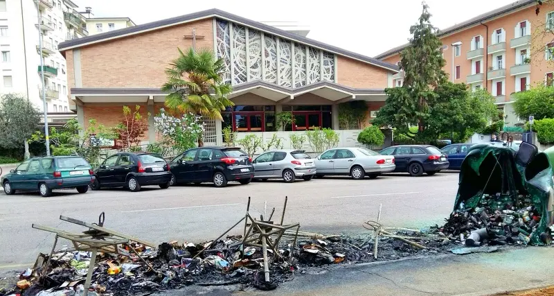 Bolzano, torna il piromane: bruciate le campane della differenziata in via Duca d'Aosta e piazza Gries