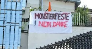 Bolzano: protesta dei lenzuoli contro la \"muraglia\" del Festival del gusto