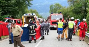 Auto esce di strada a Meltina: 4 feriti