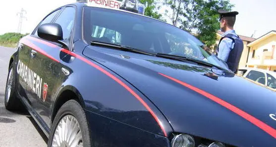 In tre sul motorino forzano il posto di blocco