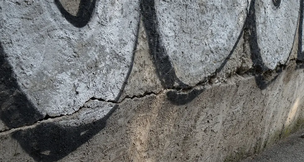 Paura ai Piani, un muro crolla in strada