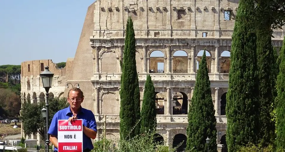Roma blocca l’affissione del manifesto «Il Sudtirolo non è Italia». Selfie secessionista davanti al Colosseo