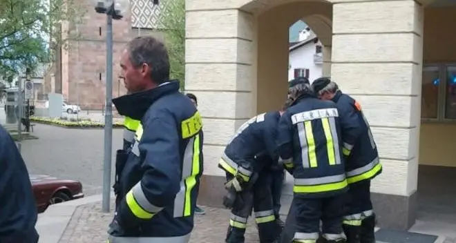 Incendio nella scuola media, intossicate due donne