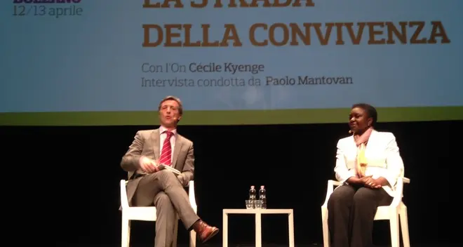 Cécile Kyenge al teatro Cristallo: «L’Italia ha bisogno di preparazione sul tema dell’integrazione»