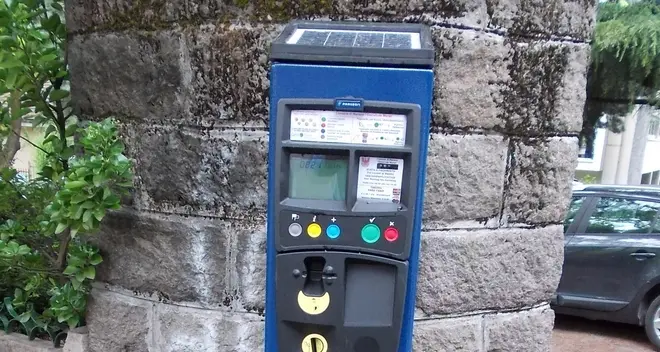 Merano, i parcometri accettano il Bancomat