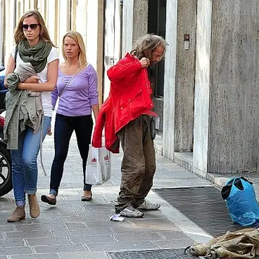 E' tornato «Hans cassonetto», l'eco-clochard