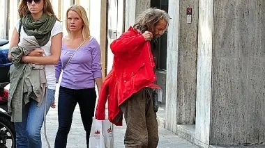 E' tornato «Hans cassonetto», l'eco-clochard