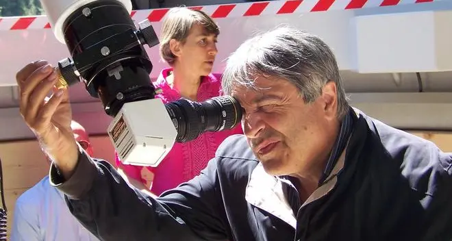 Il profe che guarda il cielo e lo “svela” agli scolari