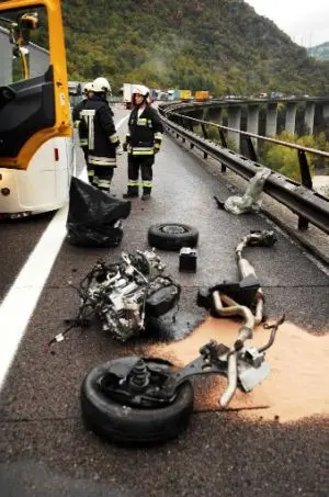 Dramma sfiorato in A22: Fiorino si ribalta e perde il motore