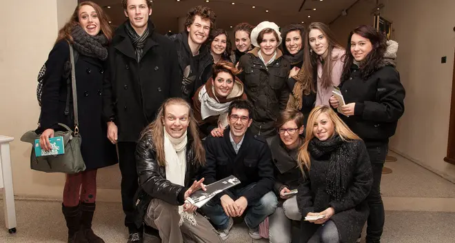 Tanti giovani alla prima del Teatro Stabile