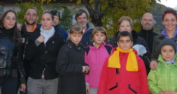 Merano, il rione e la mascotte: «Giù le mani dalla cornacchia»