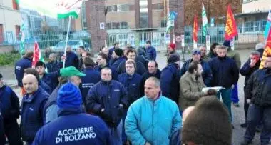 Tute blu in piazza a Bolzano: «Giù le mani dalle pensioni»